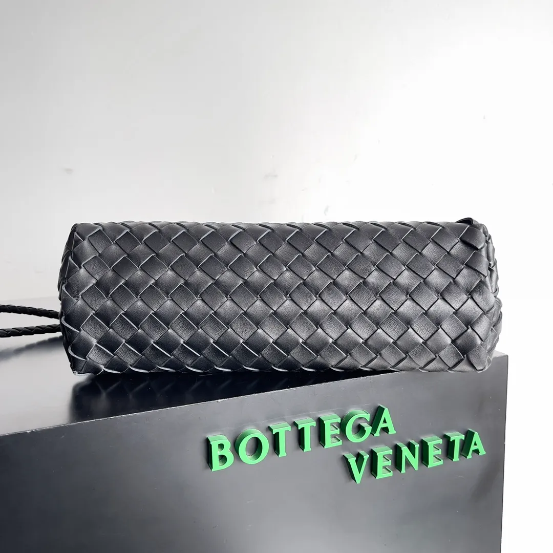 BV 1960 BV Lin Xinru, Ken Dou, Zhou Yutong, Zhu Zhu and other similar models, Andiamo Italian Let'go's new horizontal version design is more refined and elegant. The horizontal version presents a light and fashionable feeling that is more suitable for the body shape of Asian girls. The actual upper body is really awesome! Practicality and elegance coexist! 🉑️Carry it by hand, shoulder or crossbody, the law of true fragrance🥳 Style number: 754990 Size: 29*10*18